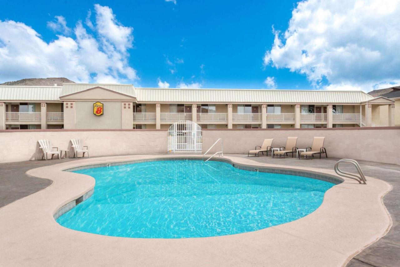 | Super 8 by Wyndham Salina/Scenic Hills Area