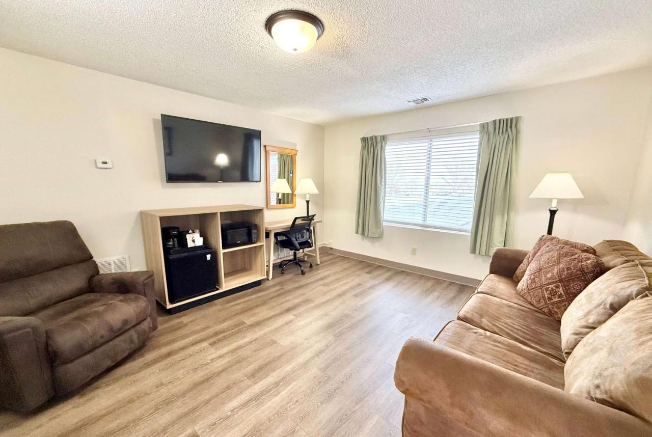 | Super 8 by Wyndham Salina/Scenic Hills Area