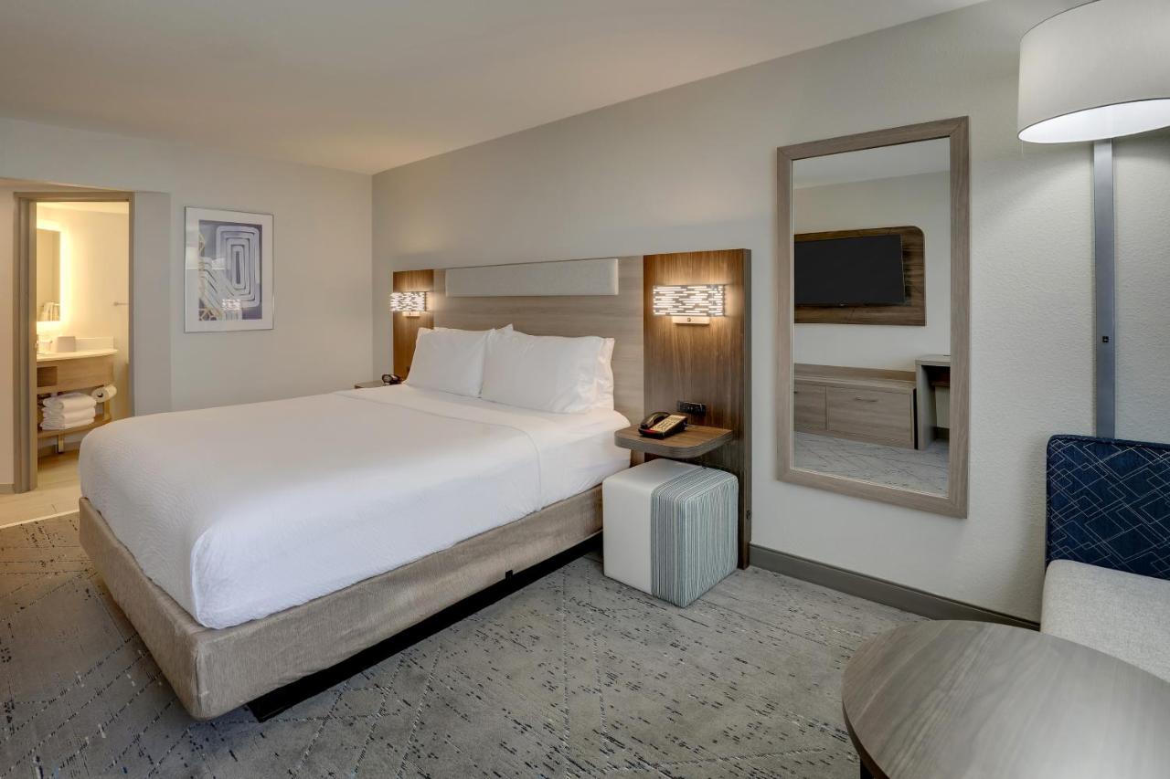 Executive Queen Suite at Holiday Inn Express Hotel & Suites Branson 76 Central by IHG