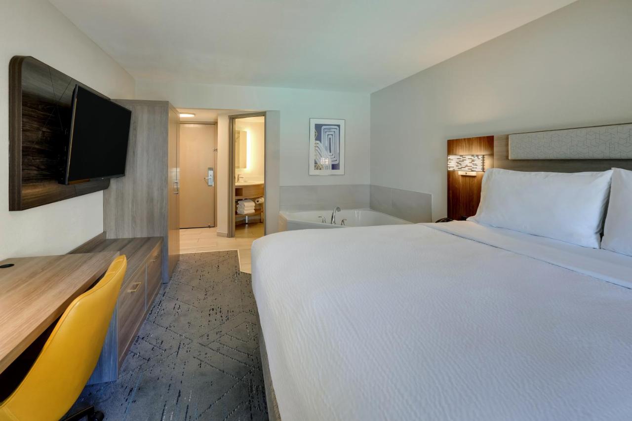 Deluxe Suite - Hearing Accessible - Non-Smoking at Holiday Inn Express Hotel & Suites Branson 76 Central by IHG