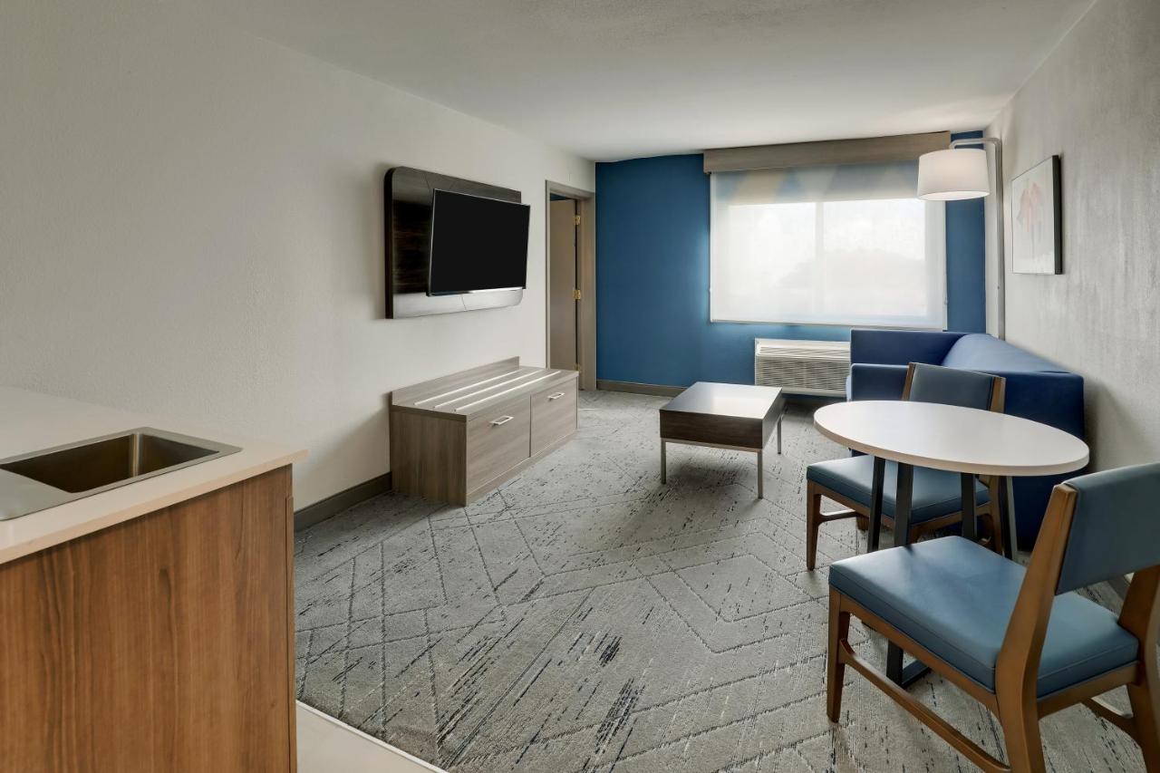 Executive Suite - Non-Smoking at Holiday Inn Express Hotel & Suites Branson 76 Central by IHG
