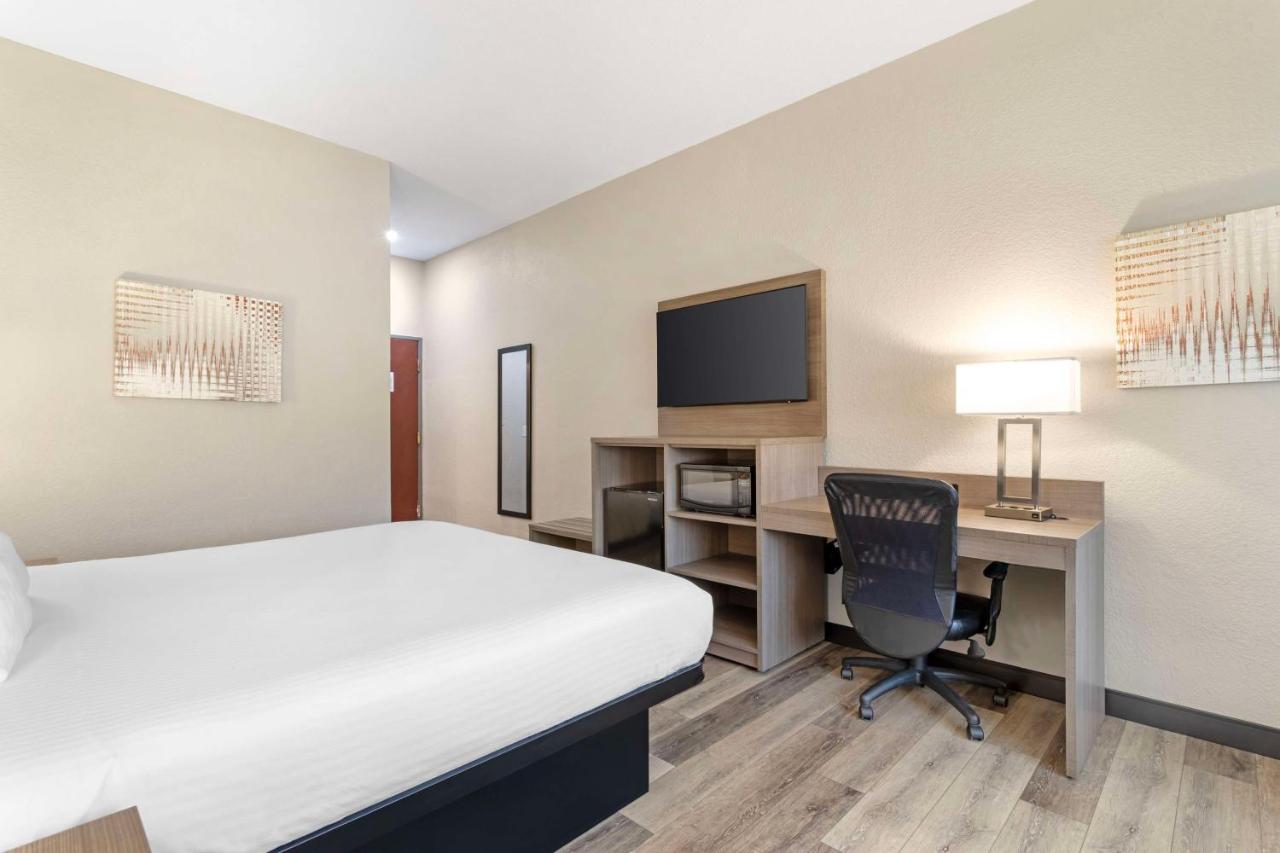 King Room with Jacuzzi - Smoking at Best Western Of Wise