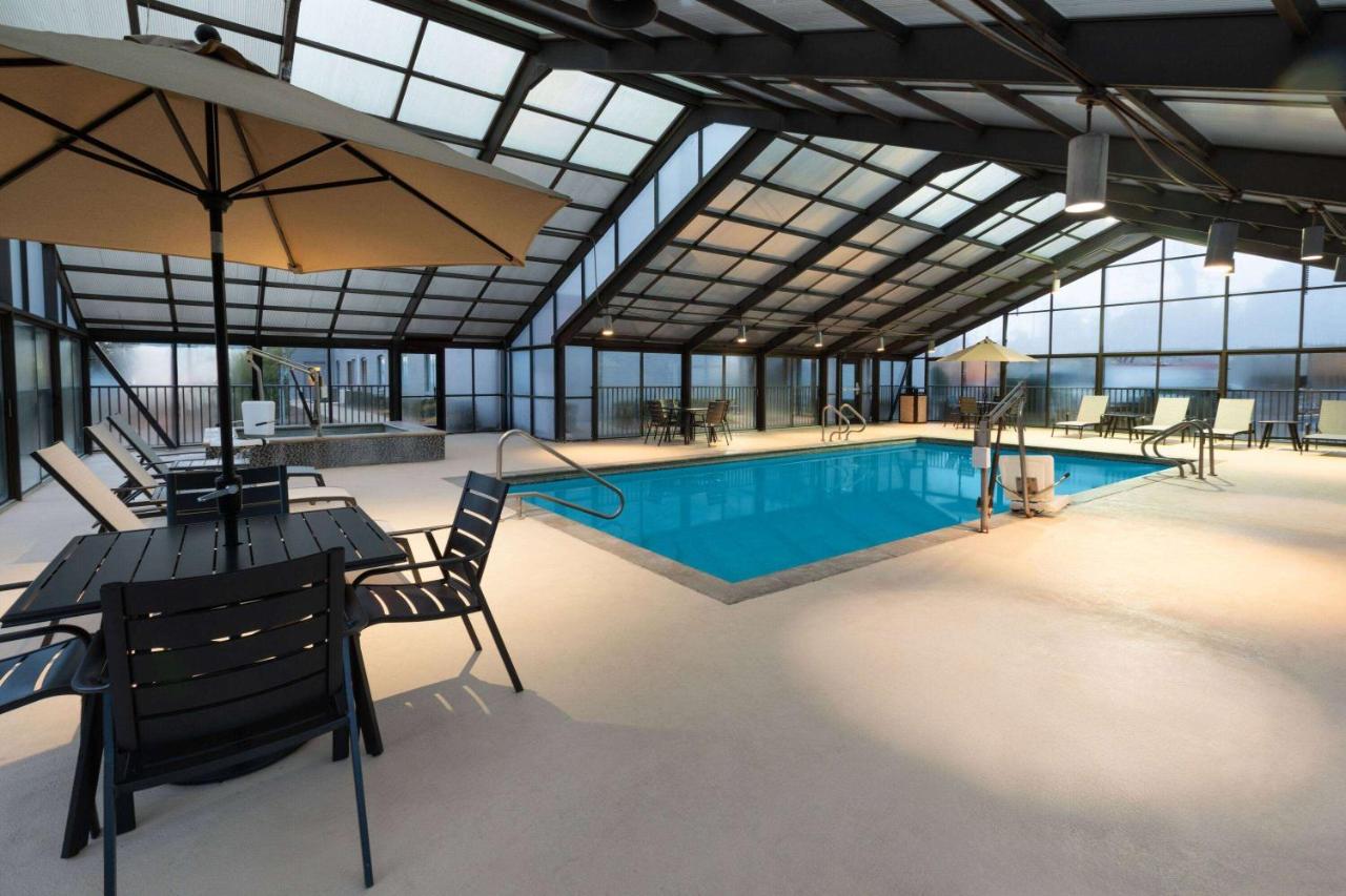 | Holiday Inn Express Hotel & Suites Meridian, an IHG Hotel