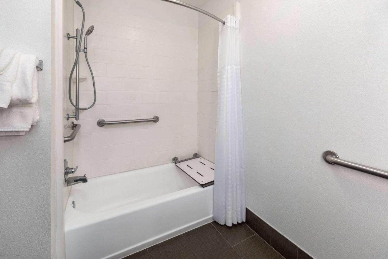 | Holiday Inn Express Hotel & Suites Meridian, an IHG Hotel