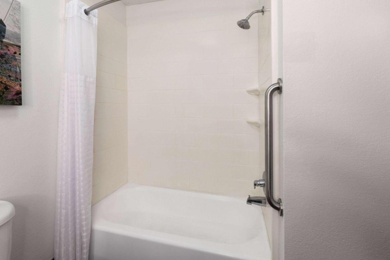| Holiday Inn Express Hotel & Suites Meridian, an IHG Hotel