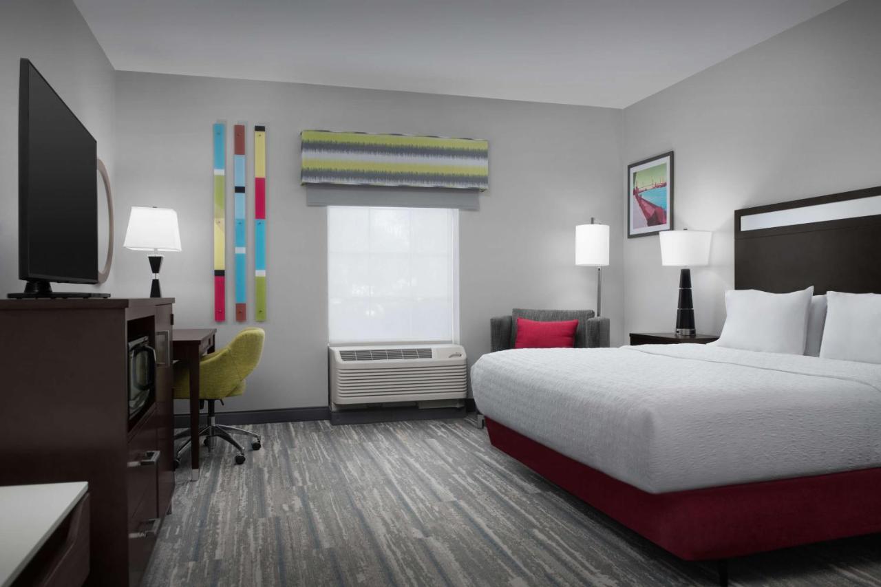 King Room with Bath Tub - Disability Access and Hearing Accessible/Non-Smoking at Hampton Inn Statesboro