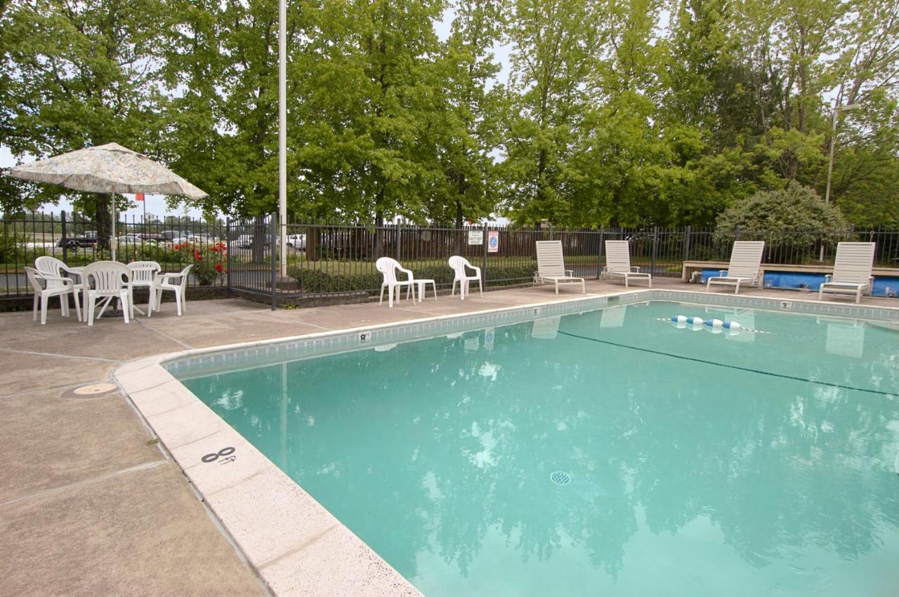 King Suite - Non-Smoking at Days Inn by Wyndham Corvallis