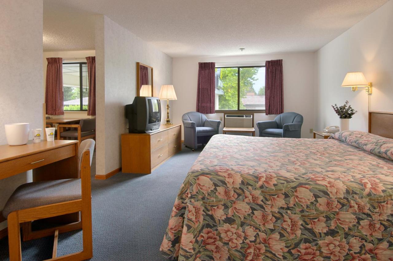 Queen Room - Disability Access - Non-Smoking at Days Inn by Wyndham Corvallis