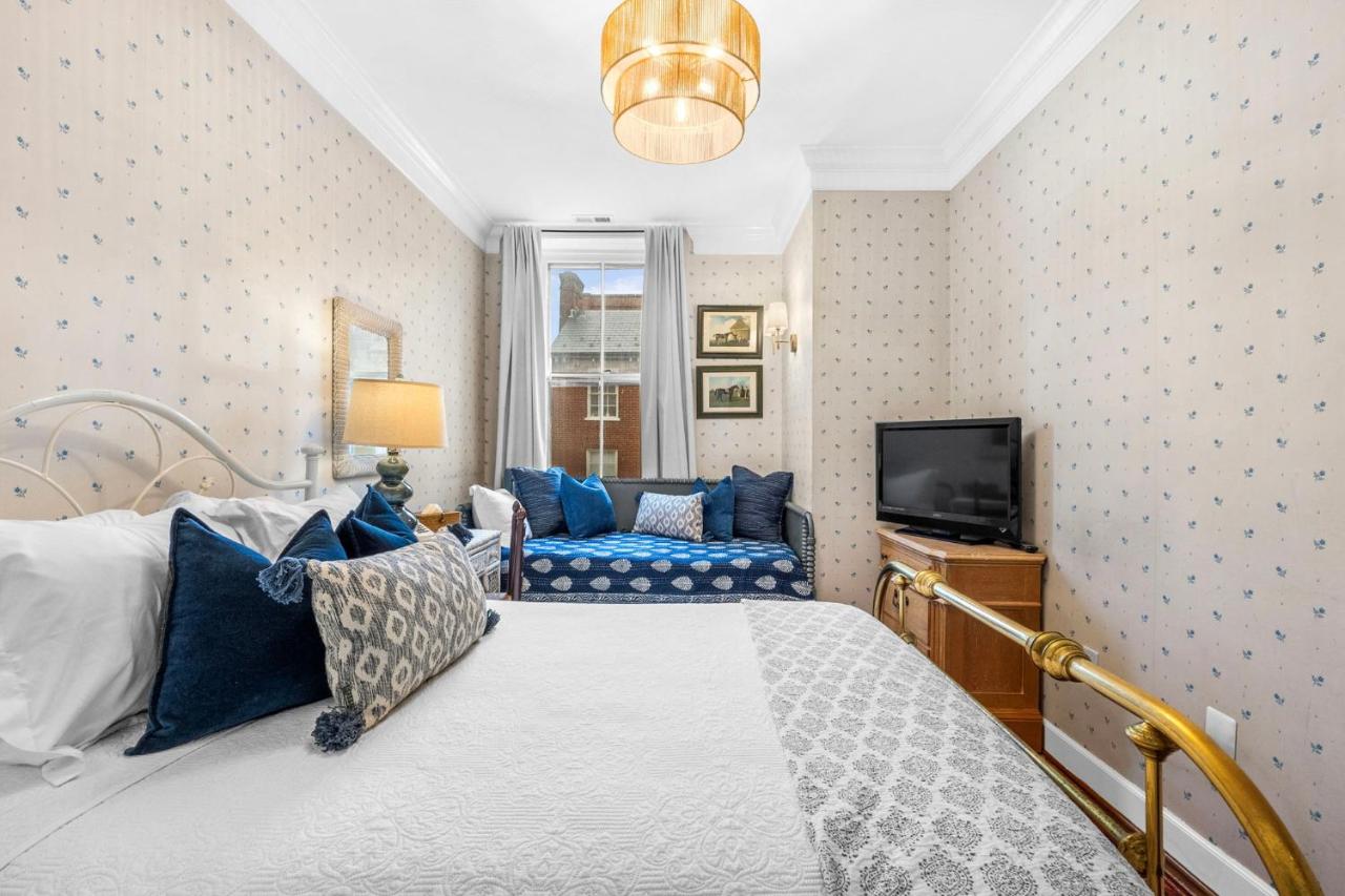| Leesburg Colonial Inn