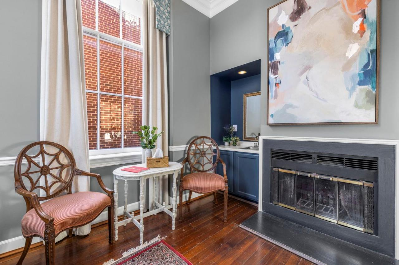 | Leesburg Colonial Inn