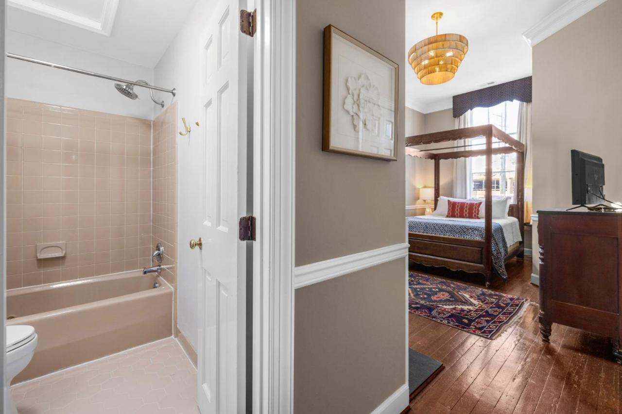 | Leesburg Colonial Inn