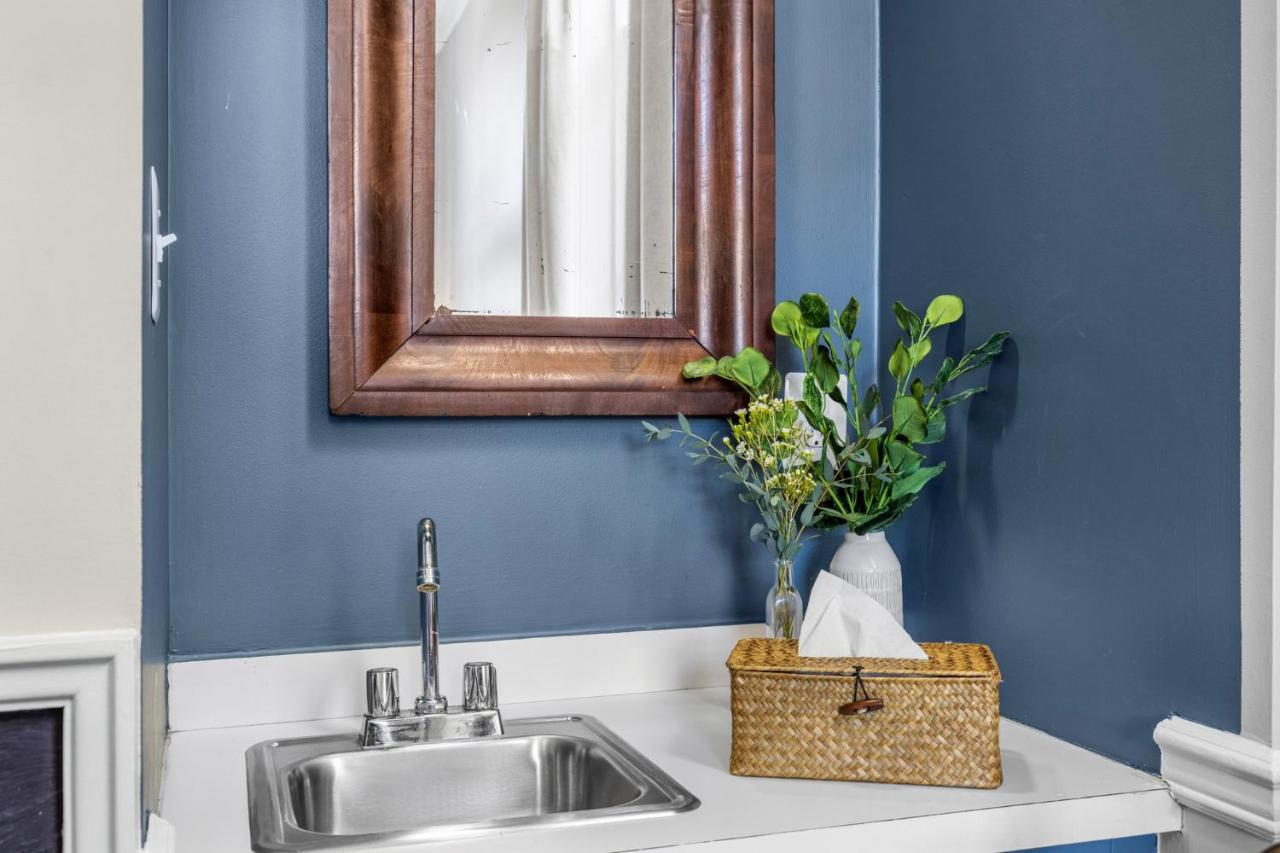 | Leesburg Colonial Inn