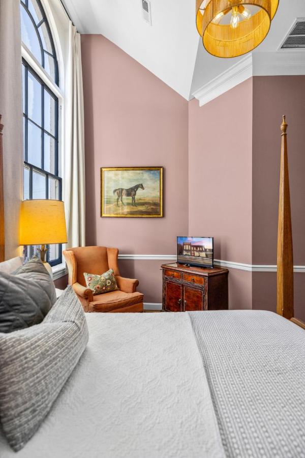 | Leesburg Colonial Inn