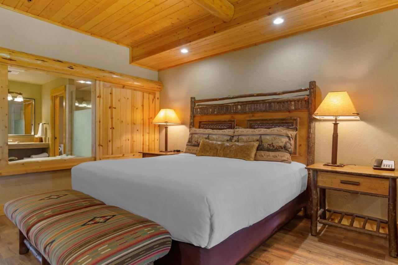 King Suite with Sofa Bed and Jetted Tub - Pet Friendly at Best Western Ponderosa Lodge