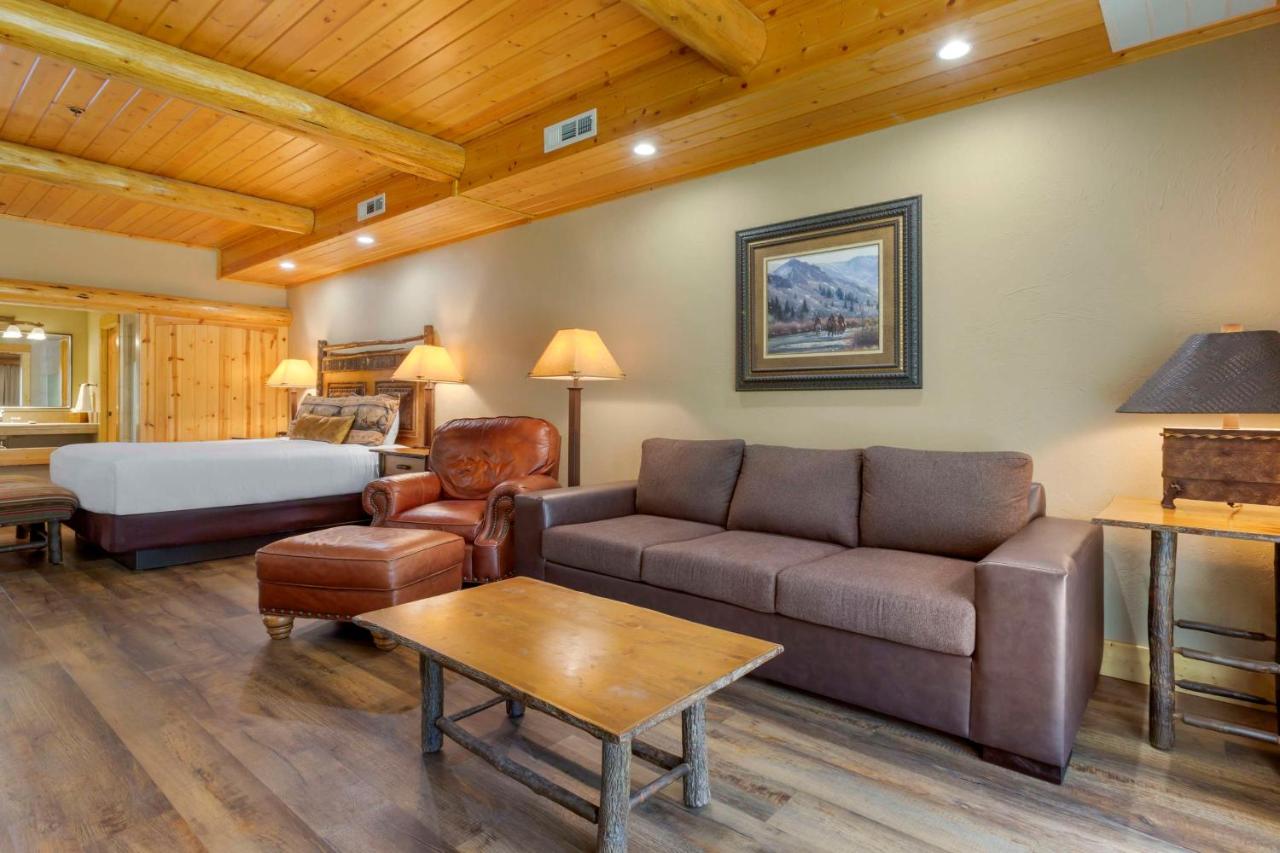 King Suite with Sofa Bed and Jetted Tub - Pet Friendly at Best Western Ponderosa Lodge