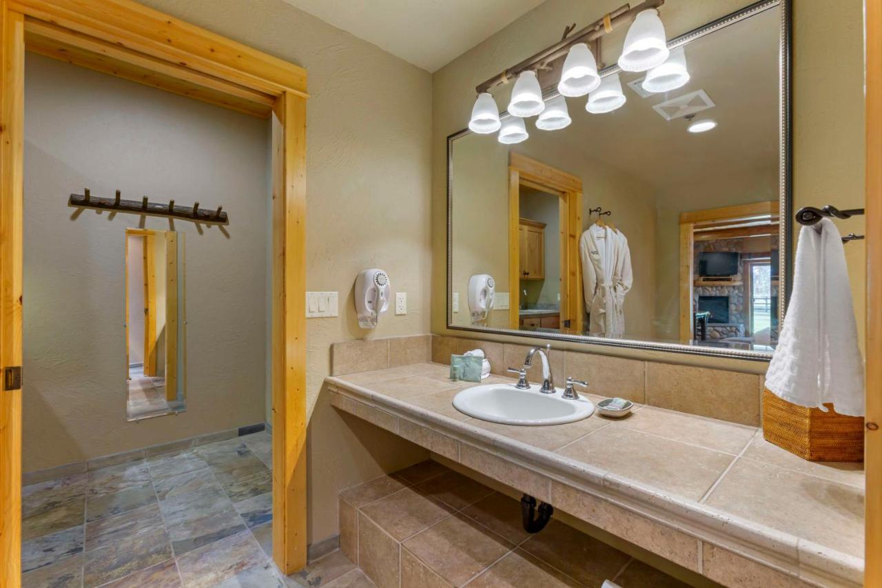 King Suite with Spa Bath - Non-Pet Friendly at Best Western Ponderosa Lodge