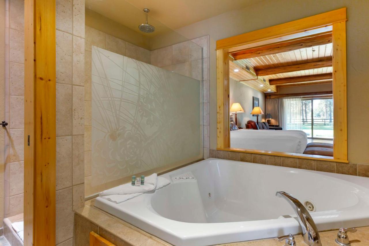King Suite with Spa Bath - Non-Pet Friendly at Best Western Ponderosa Lodge
