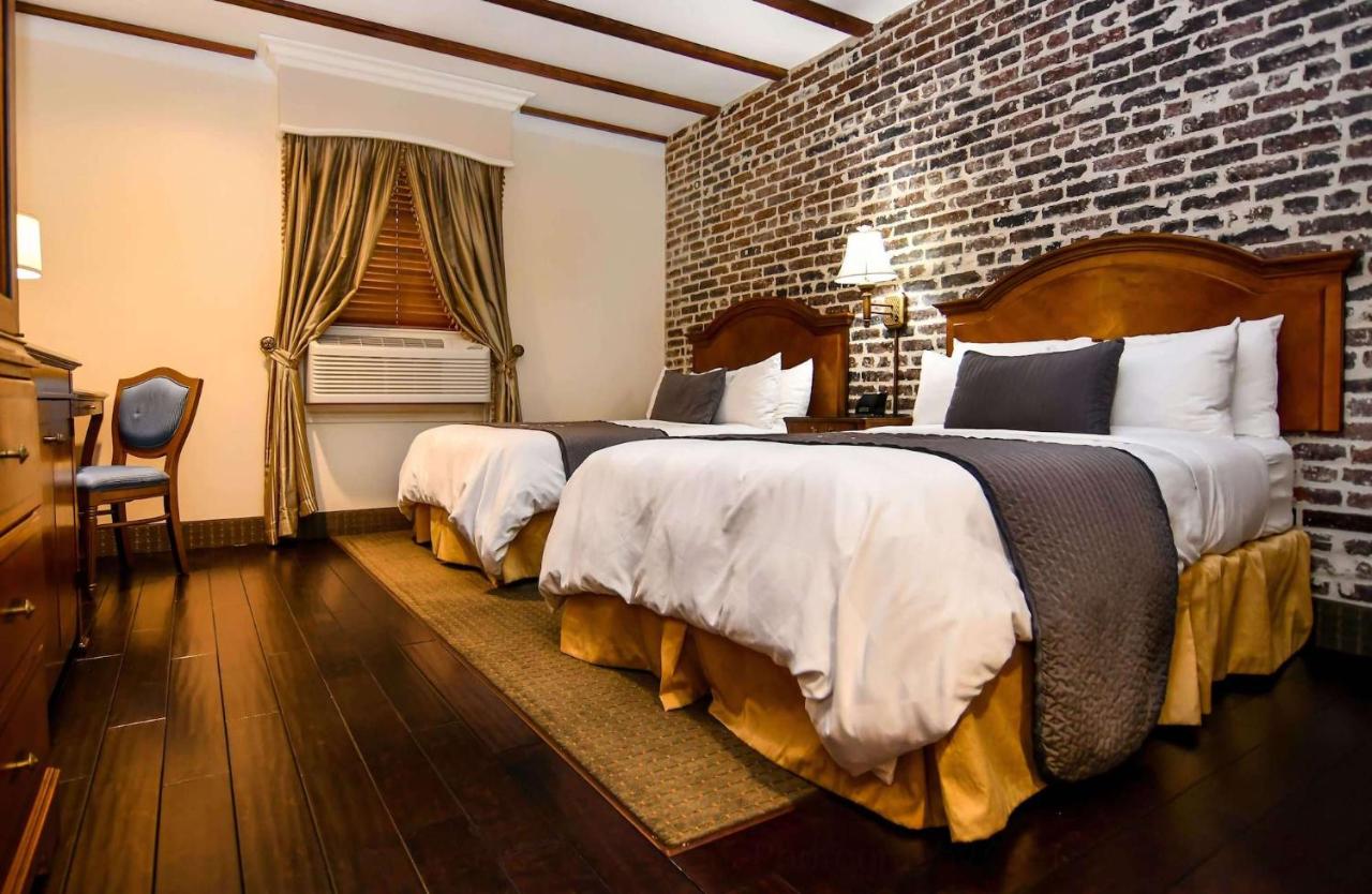 Deluxe Double Room with Two Double Beds at Brand Plaza Hotel
