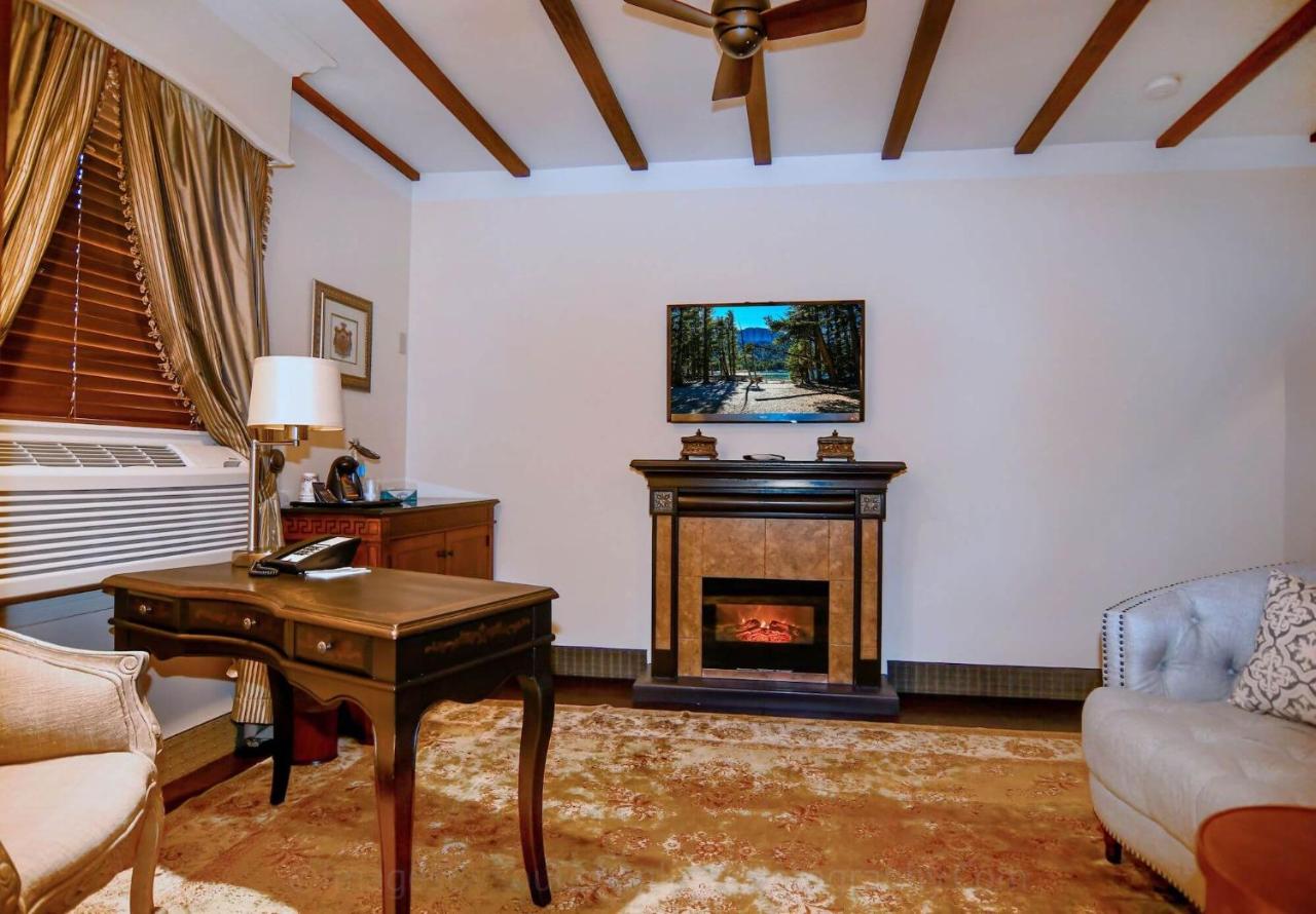Junior Suite at Brand Plaza Hotel