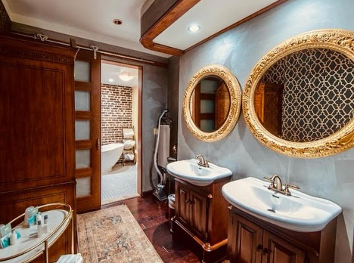 Junior Suite at Brand Plaza Hotel