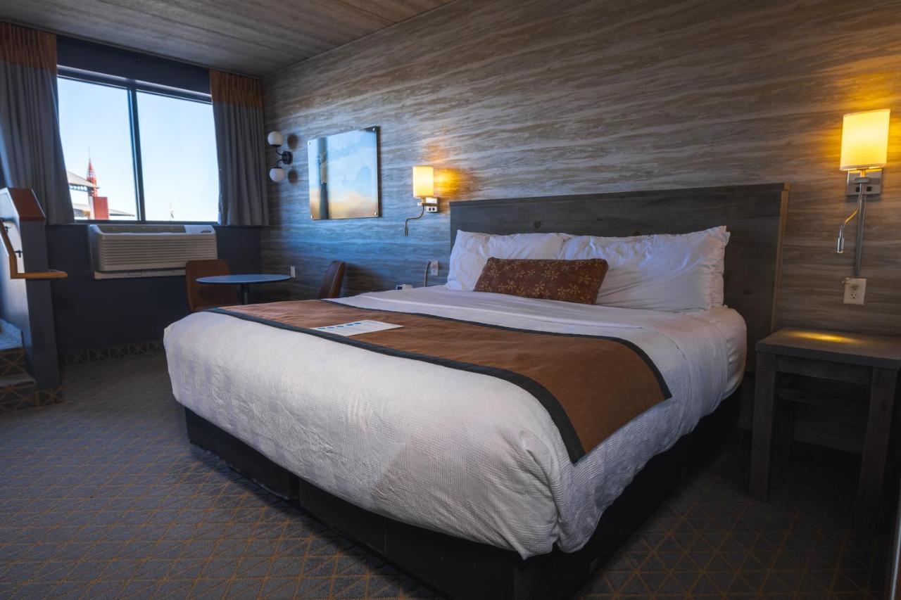 King Room with Balcony - Harbor View  at Pier B Resort