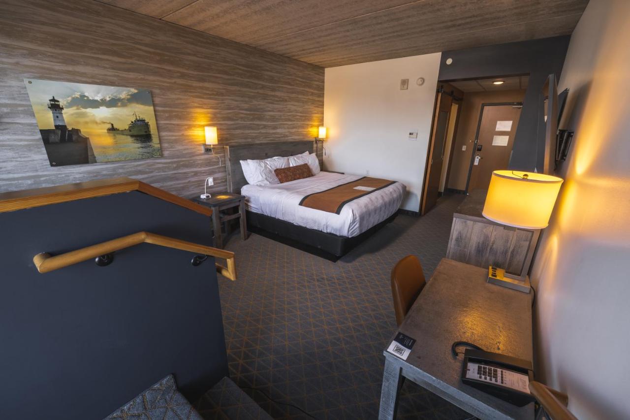 King Room with Balcony - Harbor View  at Pier B Resort