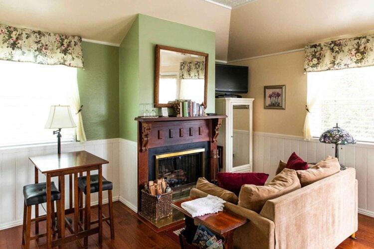  | Headlands Inn Bed and Breakfast
