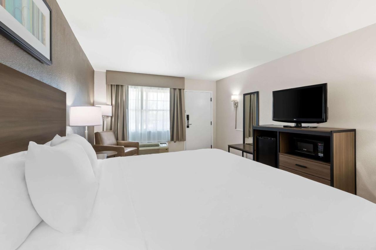 | Quality Inn Fayetteville Near Historic Downtown Square