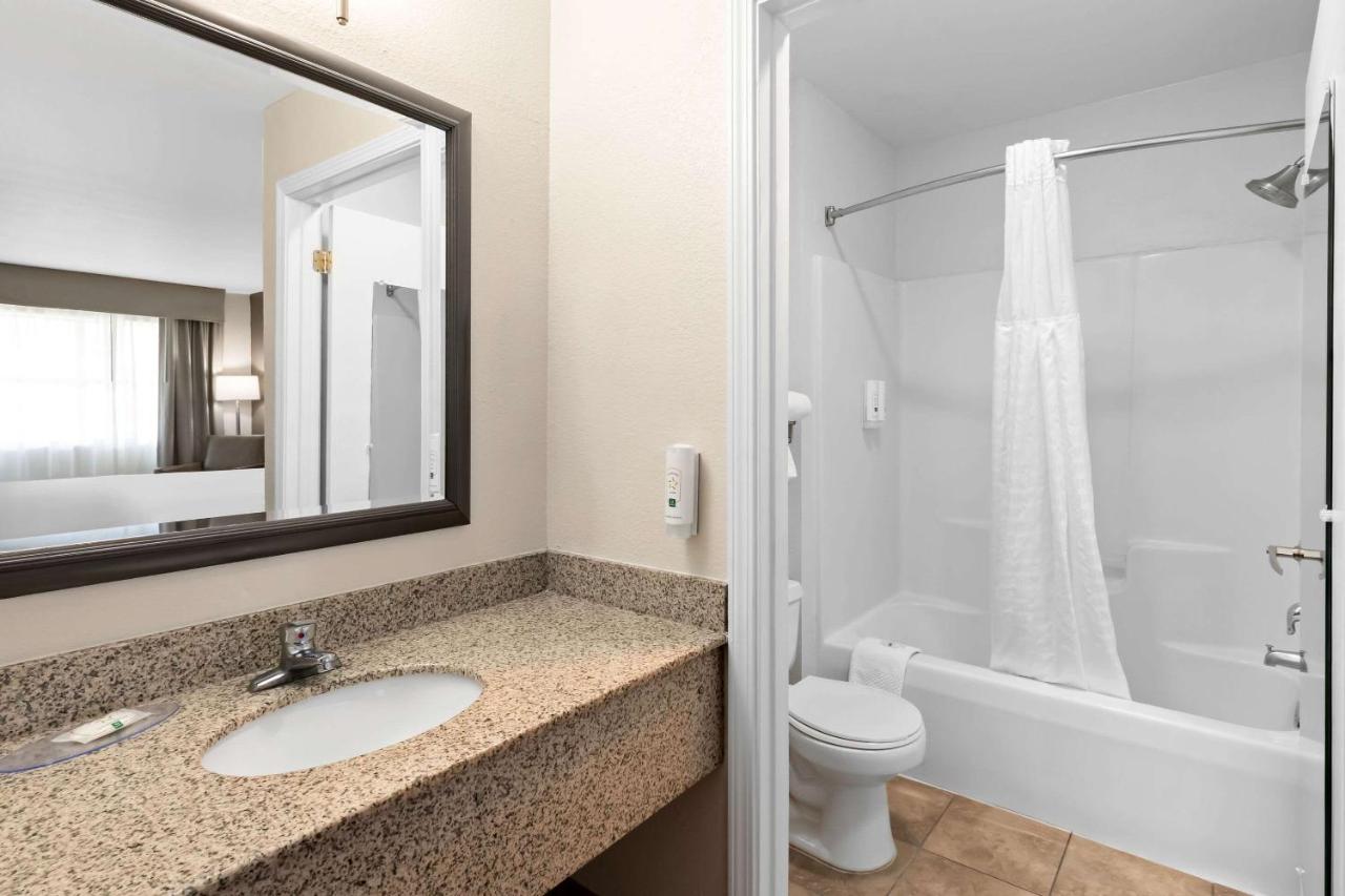 | Quality Inn Fayetteville Near Historic Downtown Square