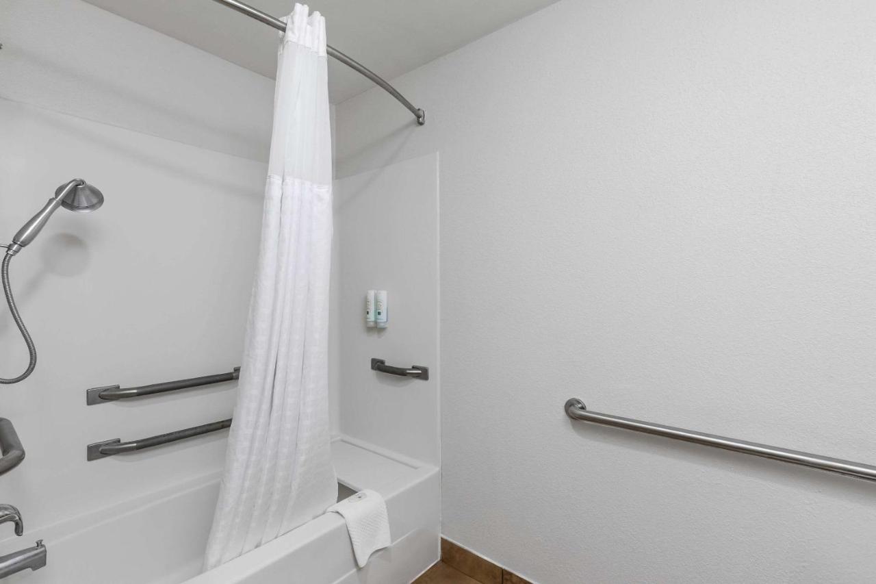 | Quality Inn Fayetteville Near Historic Downtown Square