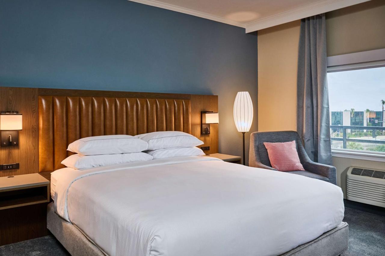 | Radisson Hotel Chatsworth