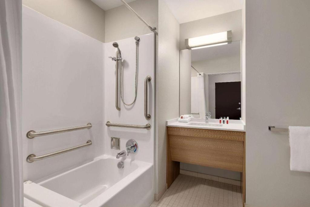 | Microtel Inn & Suites by Wyndham Gambrills