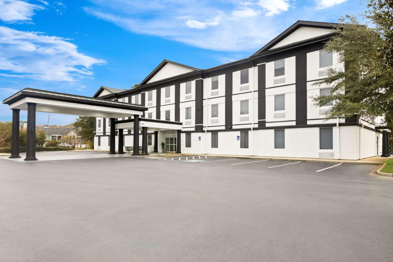 | Sans Boutique Hotel & Suites