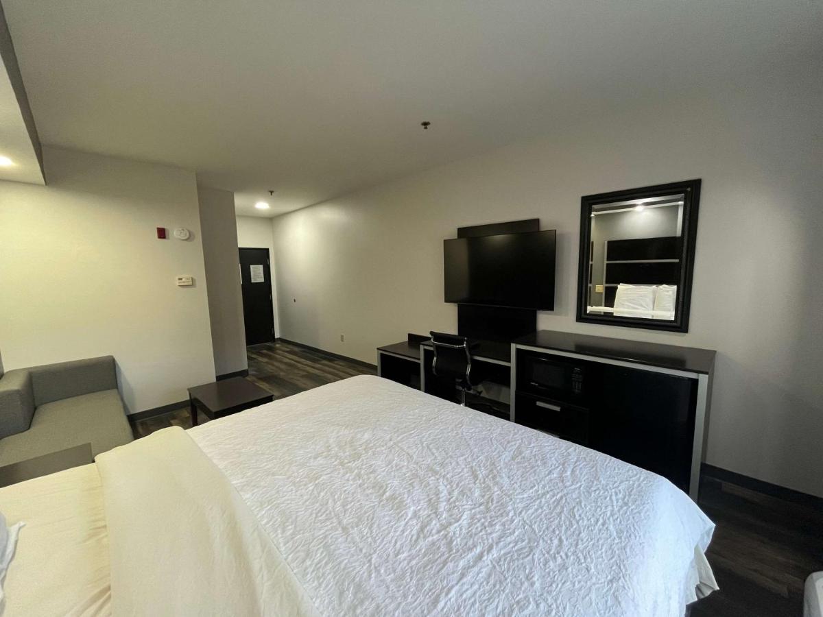 | Sans Boutique Hotel & Suites