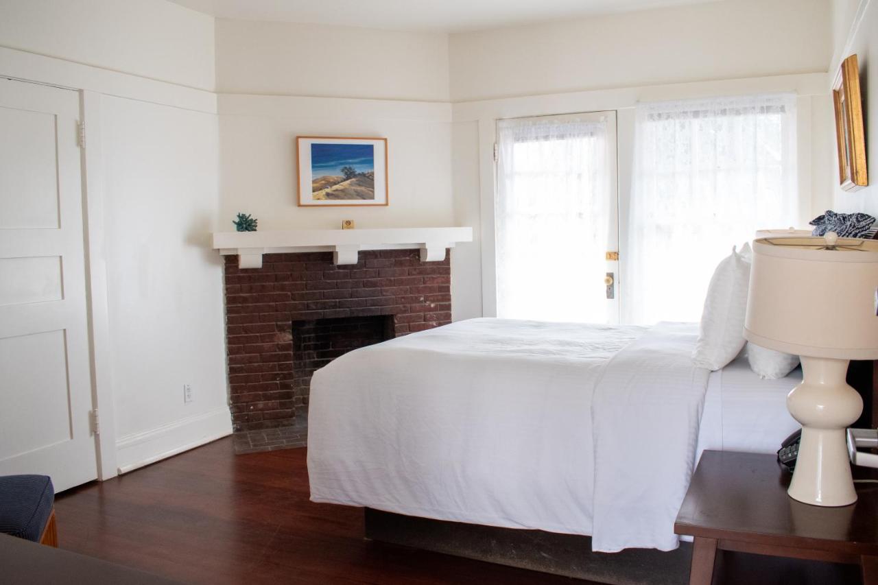 | Banning House of Two Harbors