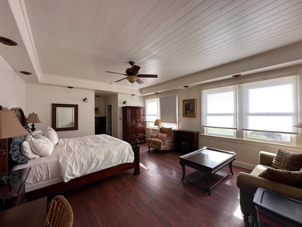 | Banning House of Two Harbors