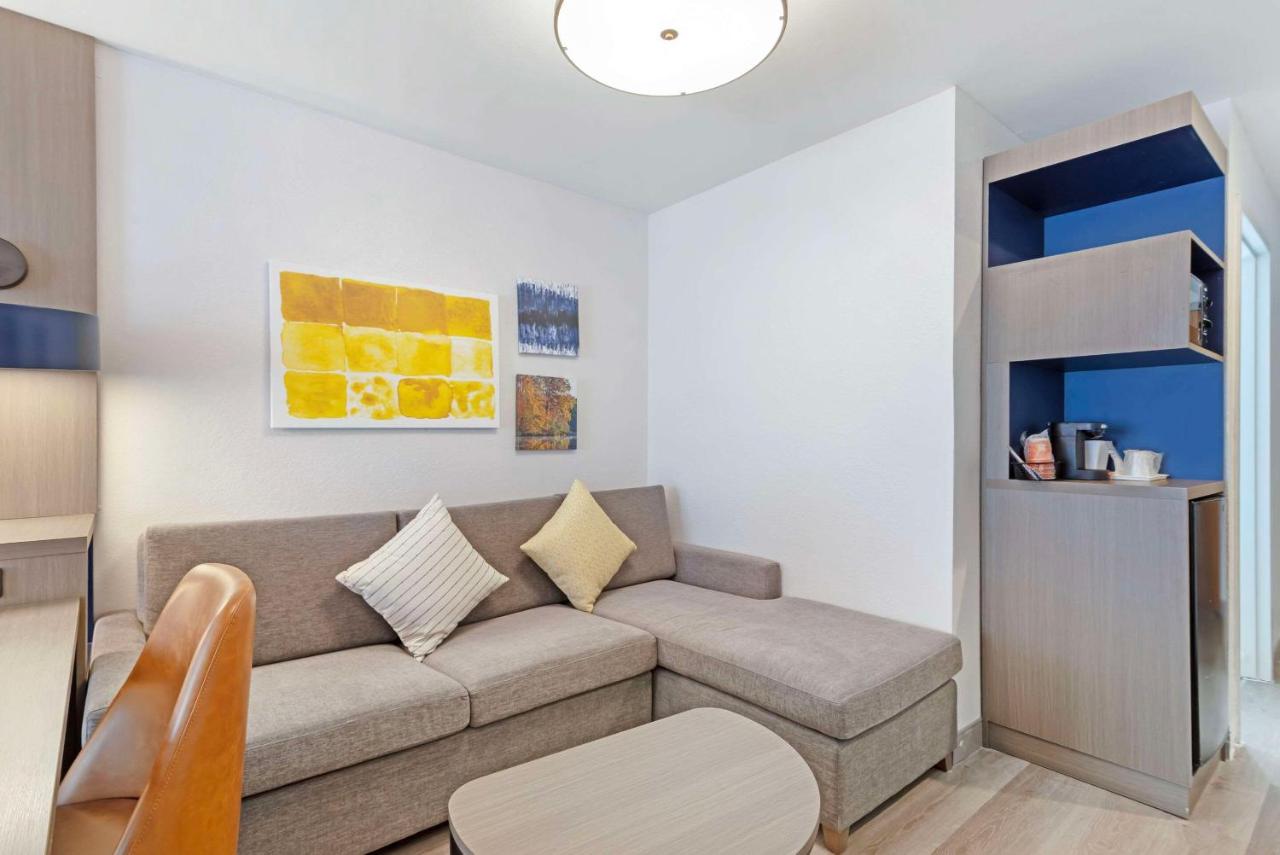 King Suite - Non-Smoking at Comfort Suites Northside Hospital Gwinnett