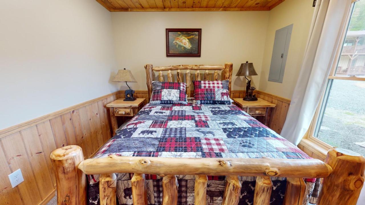 | Rough Cut Lodge