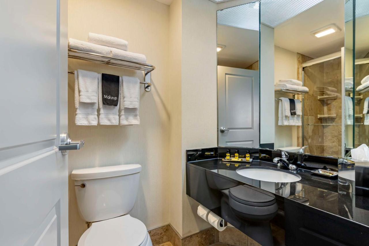 Deluxe King Room with Sofa Bed at Best Western Plus InnTowner Madison