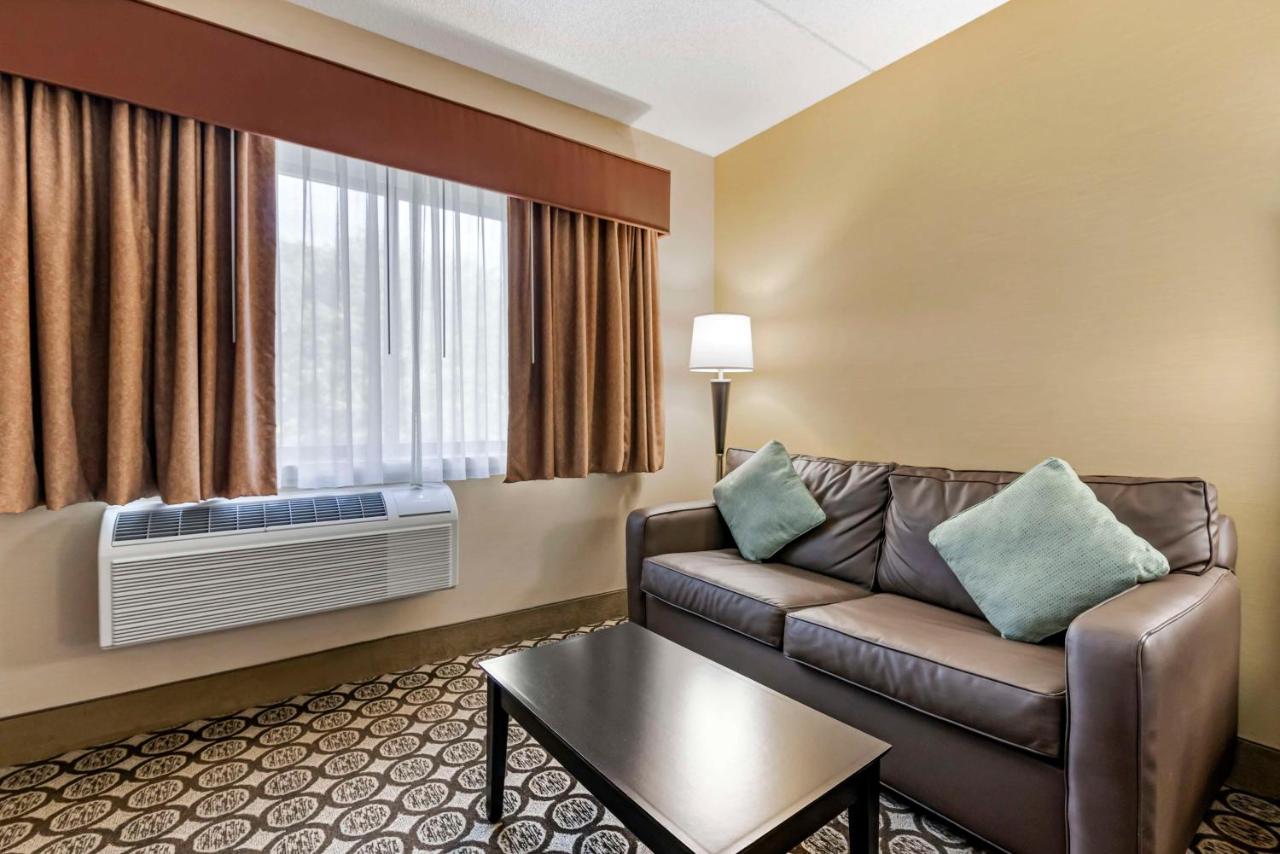 Deluxe King Room at Best Western Plus InnTowner Madison