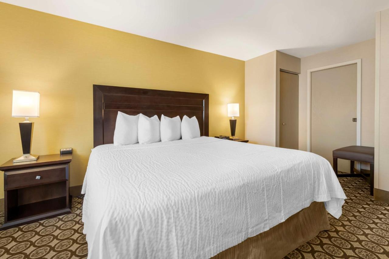 King Suite with Fireplace at Best Western Plus InnTowner Madison