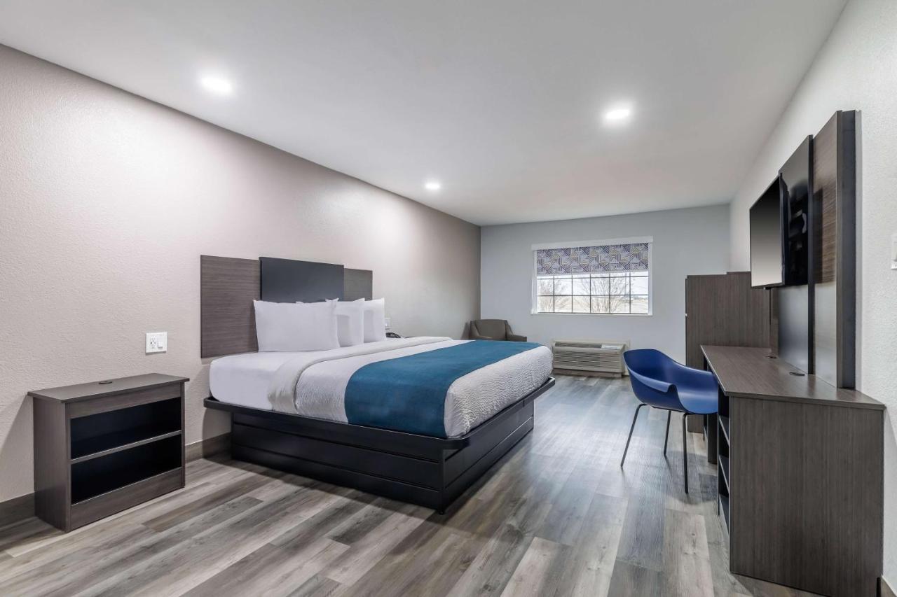 Deluxe King Room - Non-Smoking at Motel 6 Brenham, TX