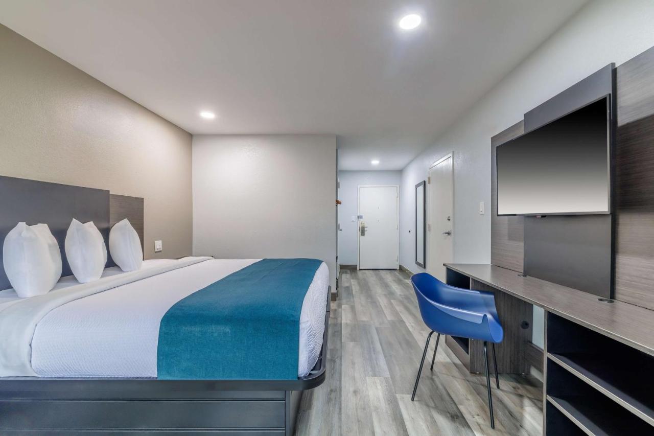 King Room - Disability Access - Non-Smoking at Motel 6 Brenham, TX