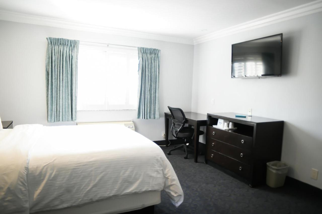 Queen Room with Mobility/Hearing Access - Non-Smoking at Days Inn by Wyndham West Covina