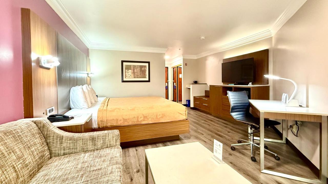 King Room with Bath Tub - Disability Access/Non-Smoking at Best Western Plus Suites Hotel - LAX Airport LA Stadium