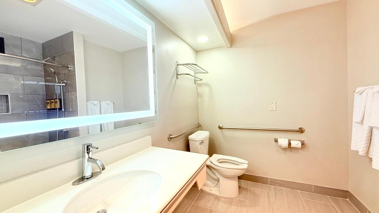 King Room with Bath Tub - Disability Access/Non-Smoking at Best Western Plus Suites Hotel - LAX Airport LA Stadium