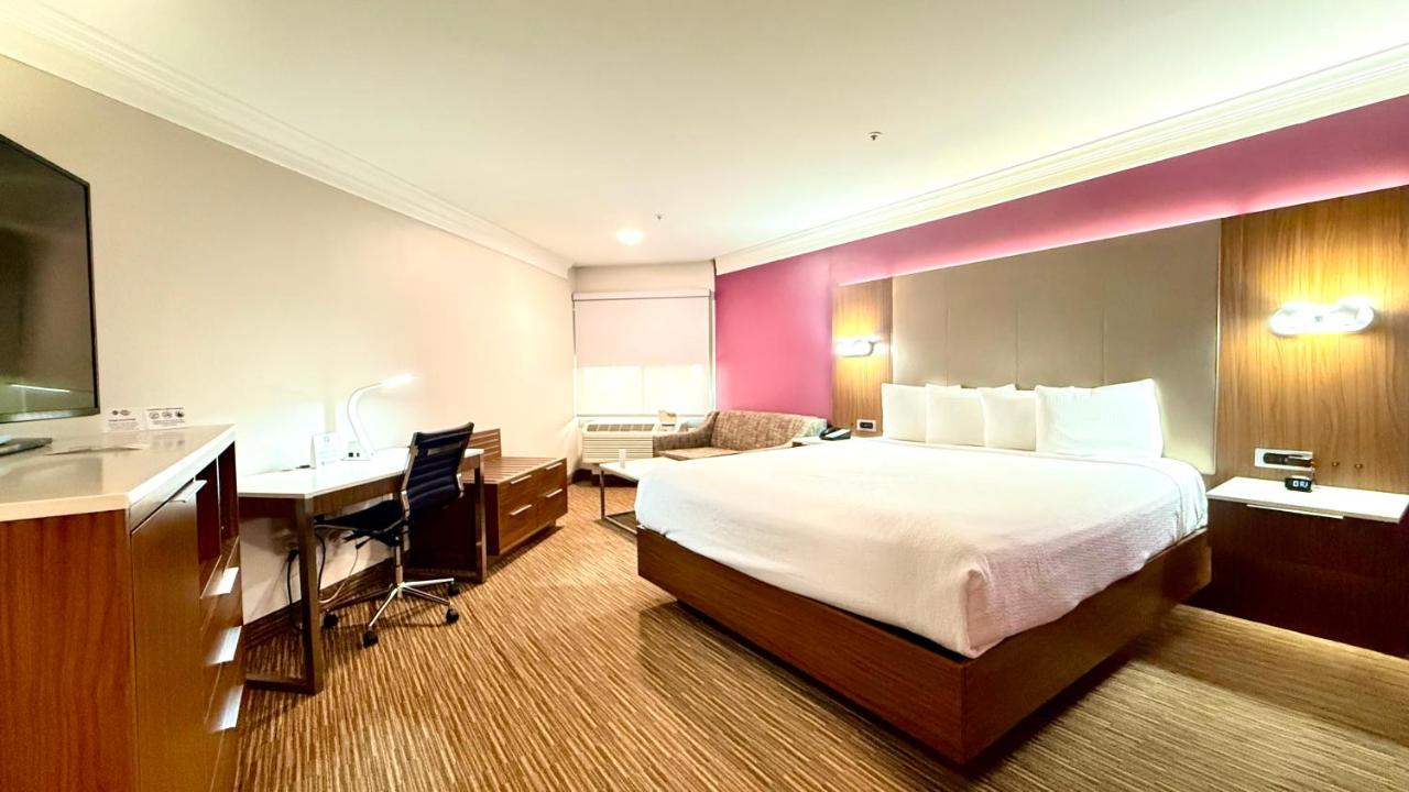 King Room with Bath Tub - Disability Access/Non-Smoking at Best Western Plus Suites Hotel - LAX Airport LA Stadium