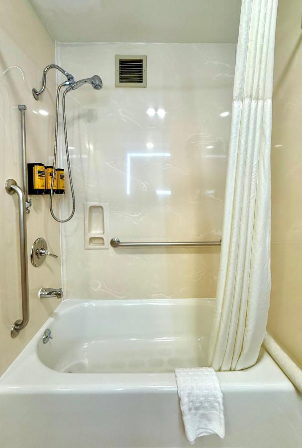 King Room with Bath Tub - Disability Access/Non-Smoking at Best Western Plus Suites Hotel - LAX Airport LA Stadium