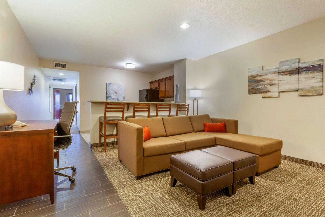Presidential Suite - Non-Smoking at Comfort Suites Glendale - State Farm Stadium Area