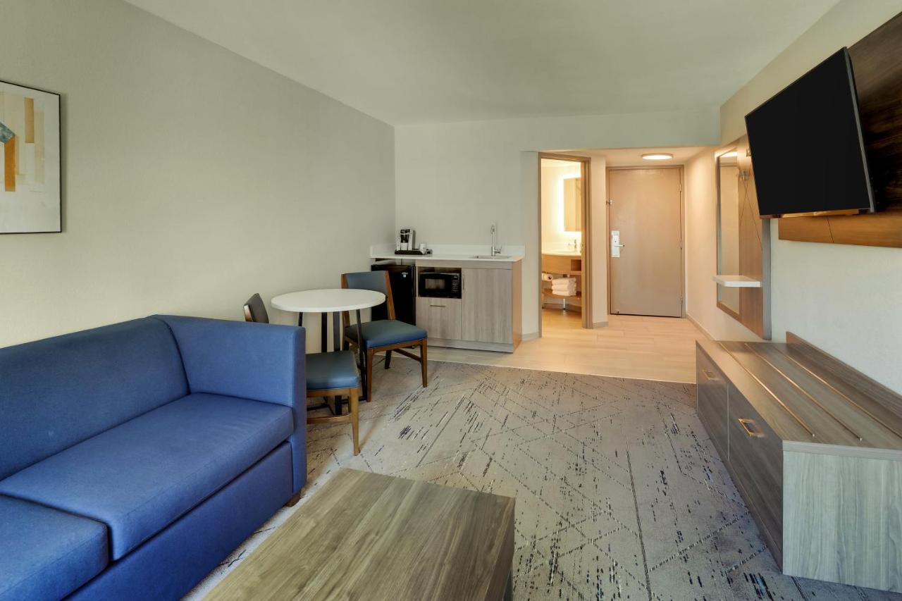 | Holiday Inn Express Hotel & Suites Branson 76 Central, an IHG Hotel